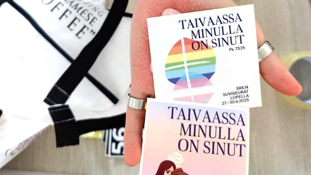 Aktivistit levittivät seksuaali- ja sukupuolivähemmistöjä puolustavia tarroja Lopella järjestetyillä Suviseuroilla viime kuussa.