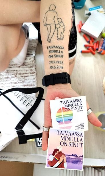 Vanhoillislestadiolaisten herätysliikkeestä lähteneet Essi Mutanen ja Senja Myllymäki saivat ennen Suviseuroja idean – he halusivat jakaa tapahtumassa tarroja, joilla puolustetaan seksuaali- ja sukupuolivähemmistöjen oikeuksia.