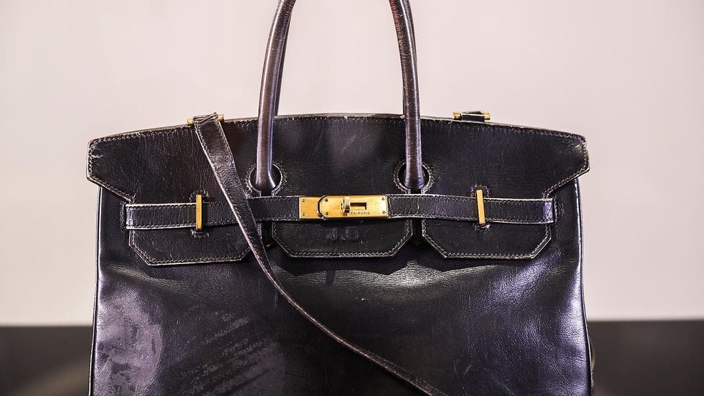 AOP Laulaja Jane Birkinin alkuperäinen Hermèsin Birkin-laukku esillä huutokaupassa Sotheby'sin lehdistön ennakkonäytöksessä Pariisissa Ranskassa 02. heinäkuuta 2025.