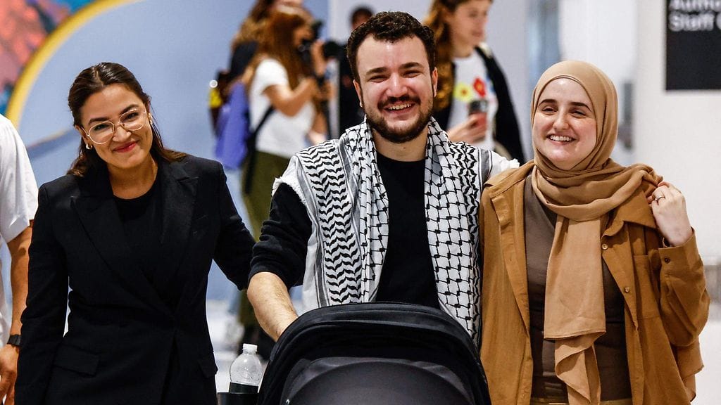 Mahmoud Khalil (keskellä) työntää lastenrattaita puolisonsa Noor Abdallan (oikealla) kanssa vapauttamisensa jälkeen kesäkuussa 2025. Vasemmalla demokraattien kongressiedustaja Alexandria Ocasio-Cortez.