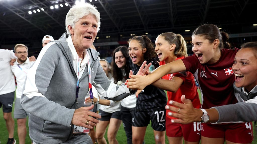 Päävalmentaja Pia Sundhage juhli EM-jatkopaikkaa Sveitsin pelaajien kanssa.