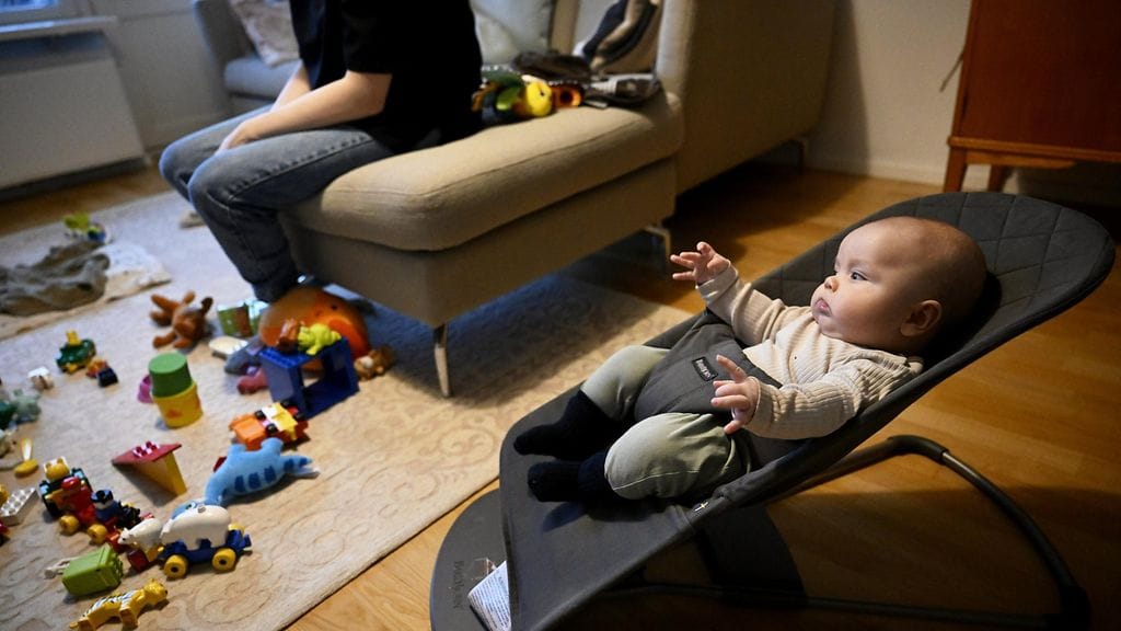 LK 11.7.2025 Lapsiperhearkea kotona. Vauva makaa sitterissä.