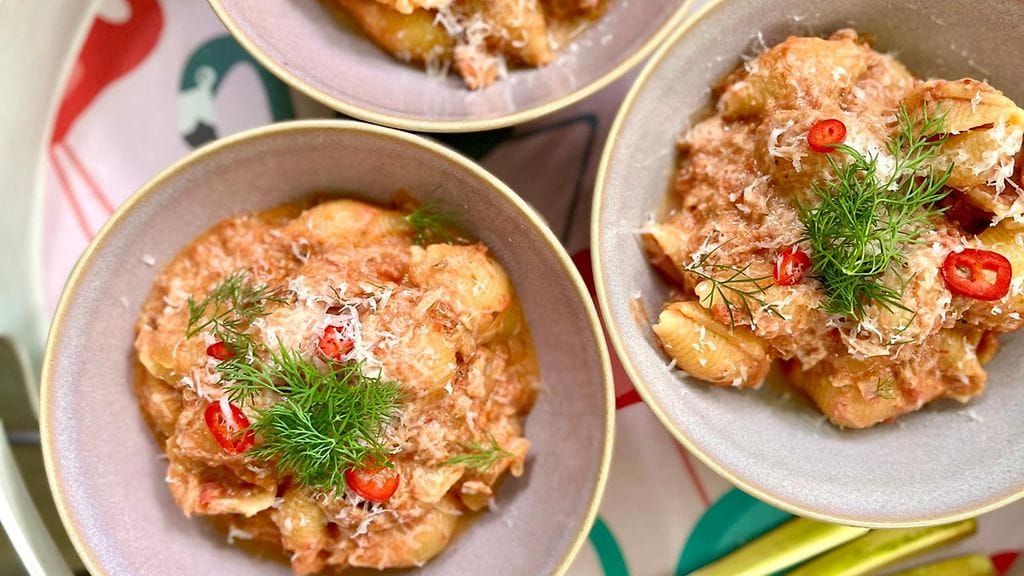 Säilykkeistä valmistuu herkullinen pasta helposti.