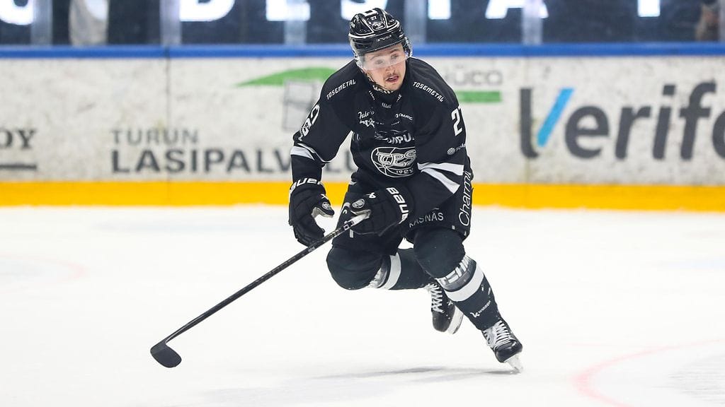 Aidan Dudas vaihtaa TPS-nutun Pelicans-paitaan.