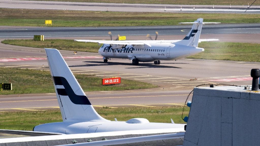 Koneen siipi osui tiistaina huoltohallin oveen, kun konetta oltiin siirtämässä halliin. Kuvituskuva.