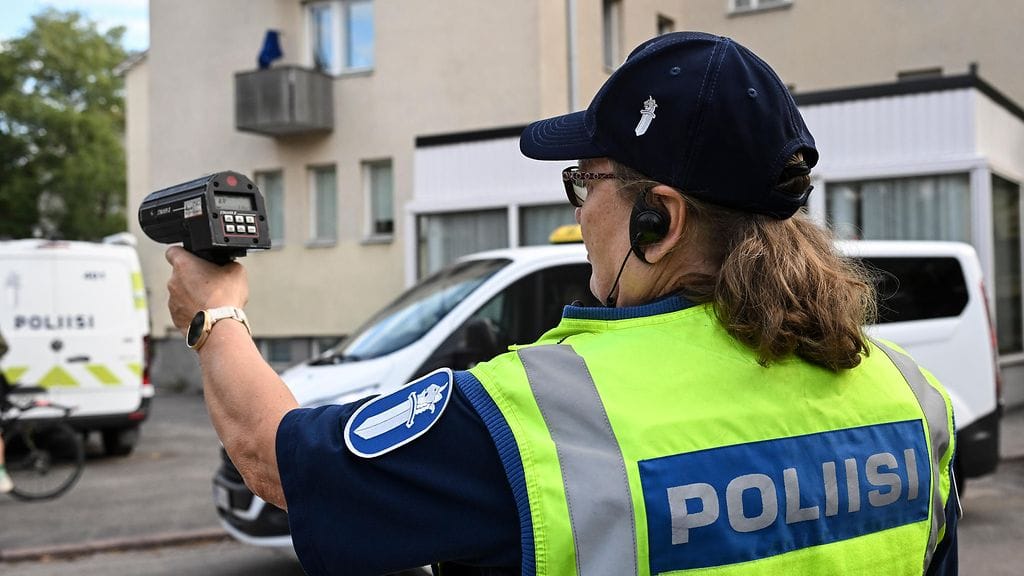 Poliisi muistuttaa, että tienkäyttäjä on velvoitettu avustamaan liikenneonnettomuudessa loukkaantuneita.