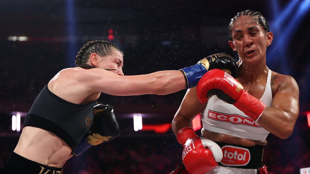 Katie Taylor (vas.) voitti Amanda Serranon tuomariäänillä.