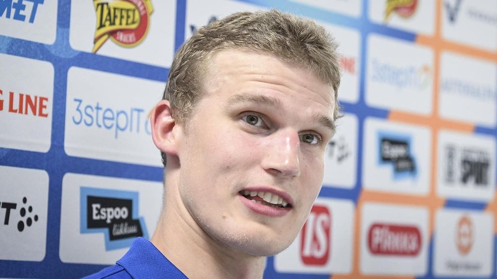 Lauri Markkanen hyppäsi hetkellisesti jääkiekkomaalivahdiksi.