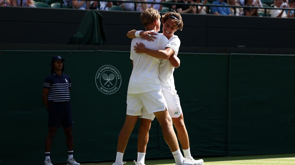 Oskari Paldanius ja Alan Wazny juhlivat Wimbledon-mestaruutta.