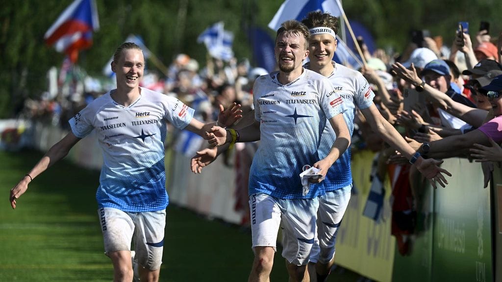 Miika Kirmula ankkuroi Suomen MM-pronssille. Mukana juhlimassa vasemmalla Topi Syrjäläinen ja takana Akseli Ruohola.