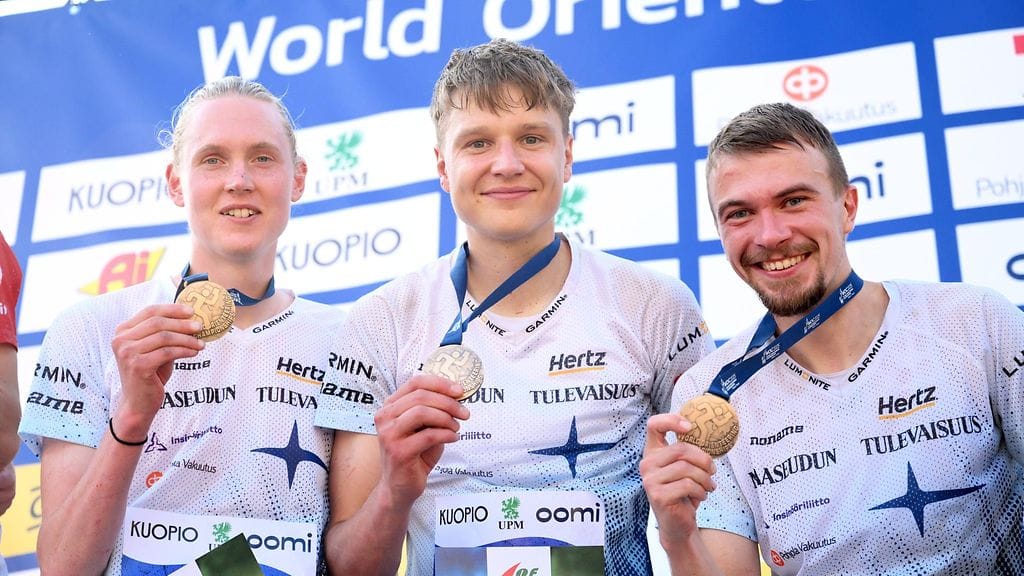 Topi Syrjäläinen, Akseli Ruohola ja Miika Kirmula juhlivat viestin MM-pronssia.