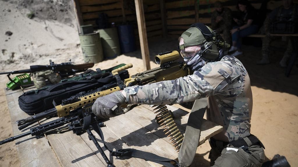 Valkovenäläinen vapaaehtoistaistelija "Foxtrot" Maestro Air Bro -sotilaskoulussa Kiovassa, Ukrainassa 30. toukukuuta 2025.