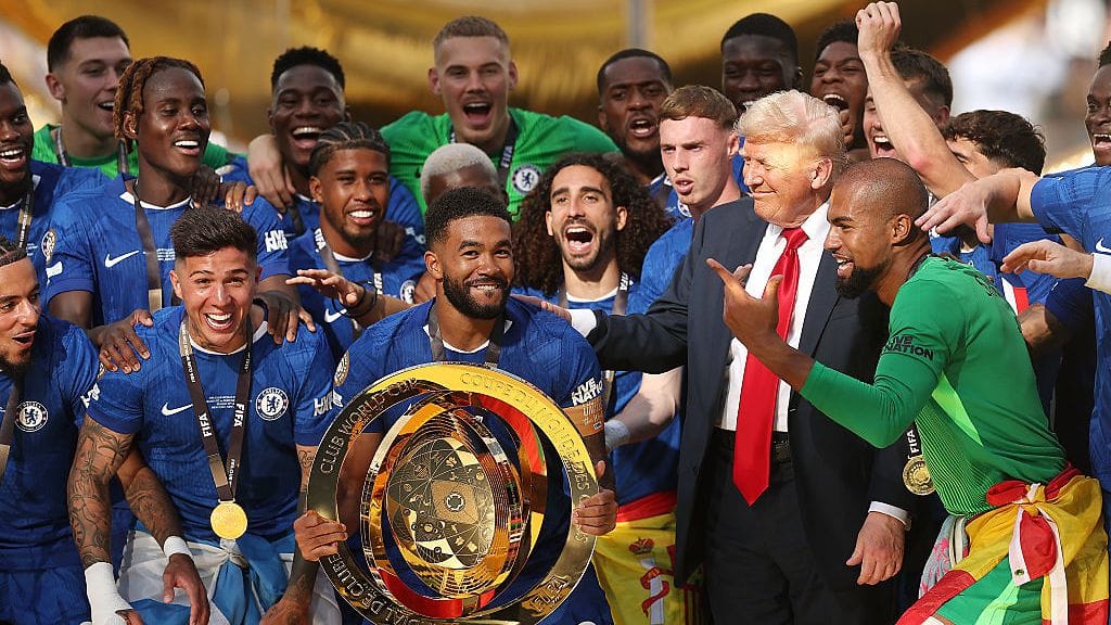 Donald Trump viihtyi Chelsean voitonjuhlien keskiössä luovutettuaan voittopokaalin pelaajille.