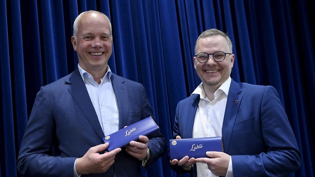 Fazerin konsernijohtaja Christoph Vitzthum ja Lahden kaupunginjohtaja Niko Kyynäräinen Lahti-levyt käsissään Vantaalla 14. heinäkuuta.