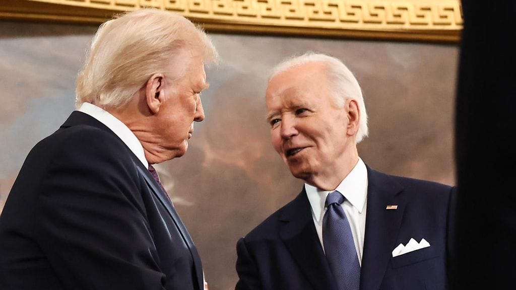 Trump ja Biden Kongressitalon rotunda-salissa 20. tammikuussa, jolloin valta vaihtui Bidenilta Trumpille.
