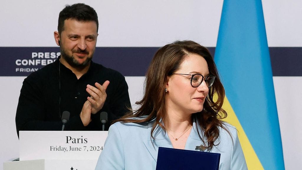 Volodymyr Zelenskyi ehdottaa Julija Svyrydenkoa maan uudeksi pääministeriksi. Kuva Pariisista viime kesäkuulta.