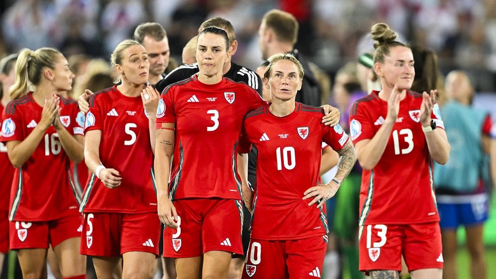 Wales erottautui jalkapallon EM-kisoissa erikoisilla joukkuekuvillaan.