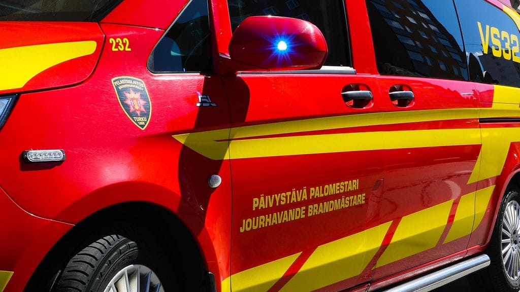 Pelastuslaitos irrotti mopoauton kuljettajan ajoneuvosta. Kuvituskuva.