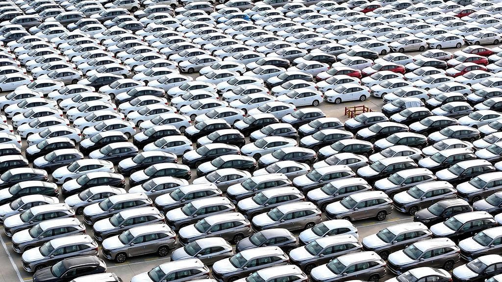 Kiinalaisia sähköautoja lastattuna vientiin ulkomaille.