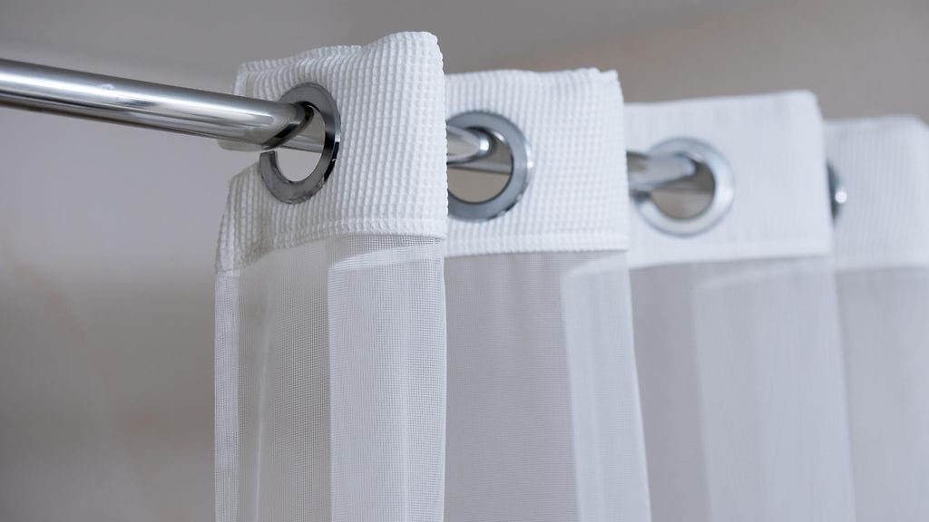 Suihkuverhot saattavat olla tekemässä paluun, tosin hieman tyylikkäämmin kuin aiemmin.