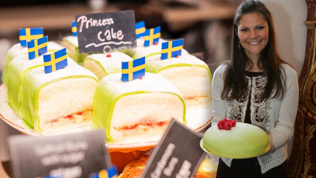 Oikealla kruununprinsessa Victoria prinsessakakun kanssa nimipäivänään 2006.