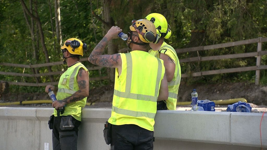 YIT:n rakennustyöntekijöitä helteisellä työmaalla 15. heinäkuuta 2025.