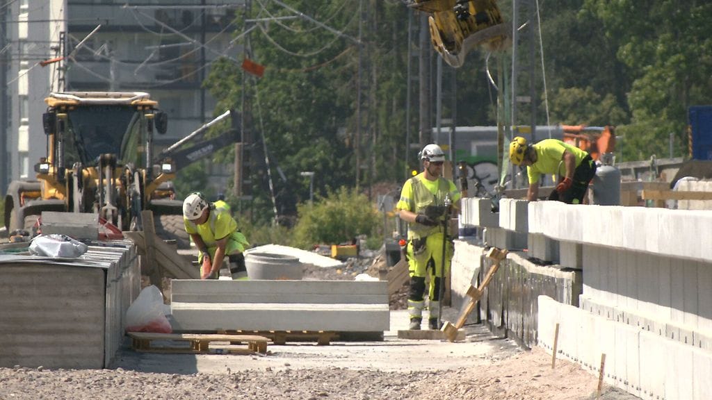 YIT:n rakennustyöntekijöitä helteisellä työmaalla 15. heinäkuuta 2025.