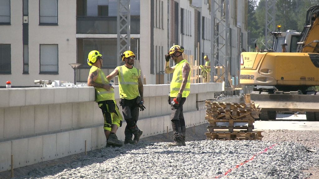 YIT:n rakennustyöntekijöitä helteisellä työmaalla 15. heinäkuuta 2025.