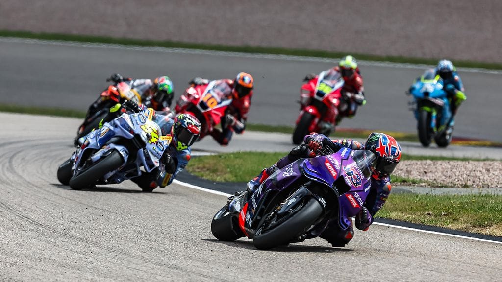 MotoGP-viikonloppu Saksassa tarjosi vauhtia radalla, mutta ulkopuoliset asiat nousivat enemmän otsikoihin.