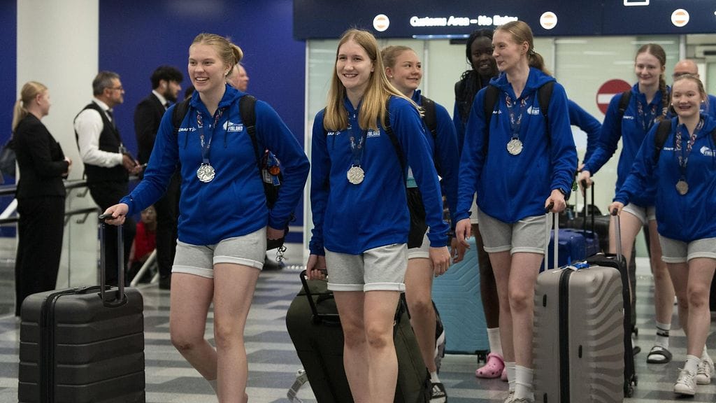 Alle 18-vuotiaiden tyttöjen koripallomaajoukkue saapui tiistaina Suomeen.