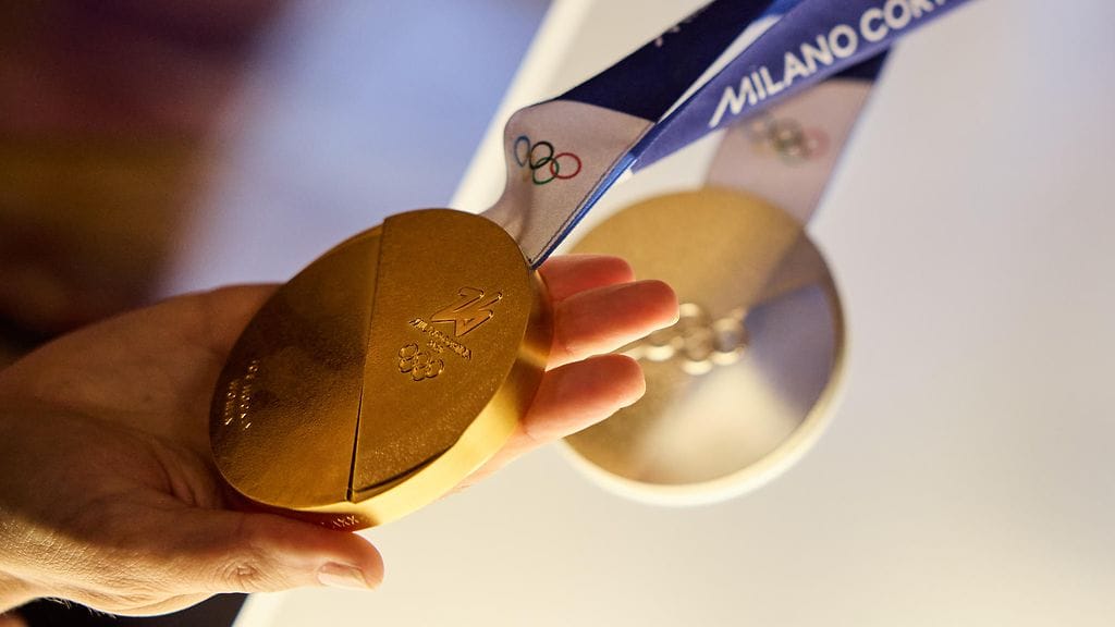 Lähikuva vuoden 2026 olympiakultamitalista.
