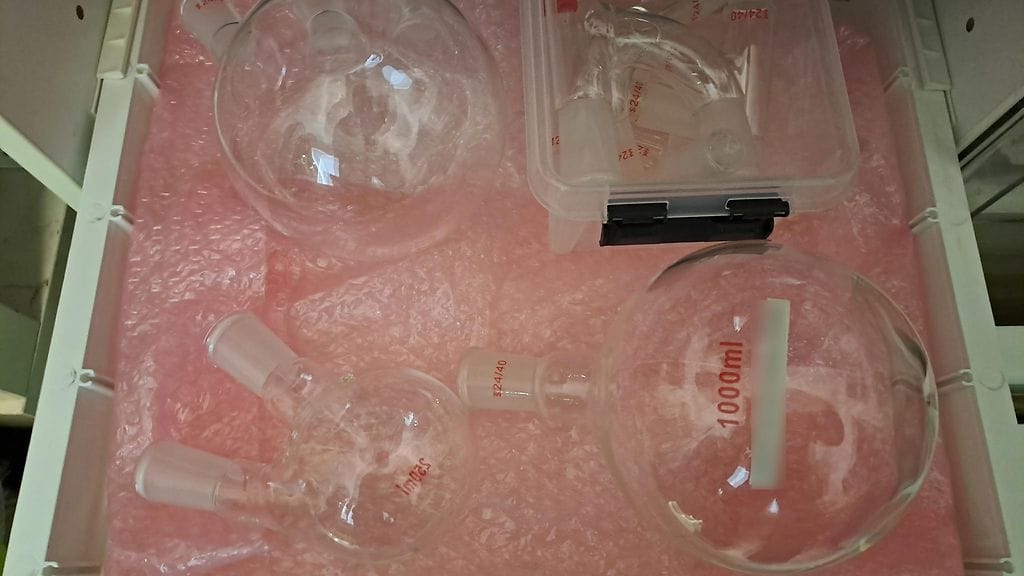 Alfa-PVP-valmistuksessa-kaytettavia-astioita