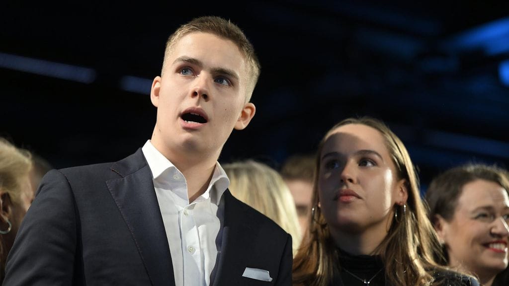 Oliver ja Emilie Stubb odottivat ennakkoäänien tuloksia isänsä Alexander Stubbin vaalivalvojaisissa Helsingissä 11. helmikuuta 2024.