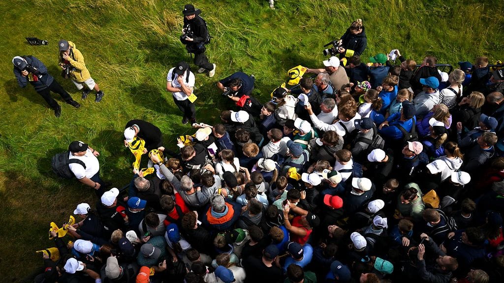 Rory McIlroy aiheutti yleisöryntäyksen jo maanantaisella harjoituskierroksellaan.