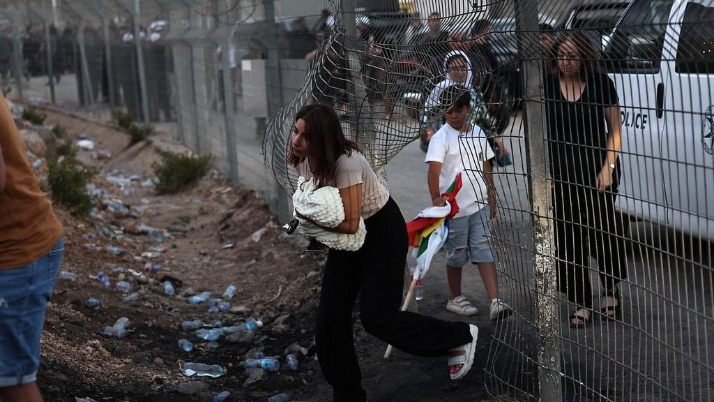 Kuvassa tulitaukolinjalle kokoontuvia druuseja lähellä Majdal Shamsin kylää 16. heinäkuuta 2025.