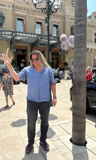 Rumpali Jarkko Rantala Monte Carlon kasinon edessä kesällä 2025.