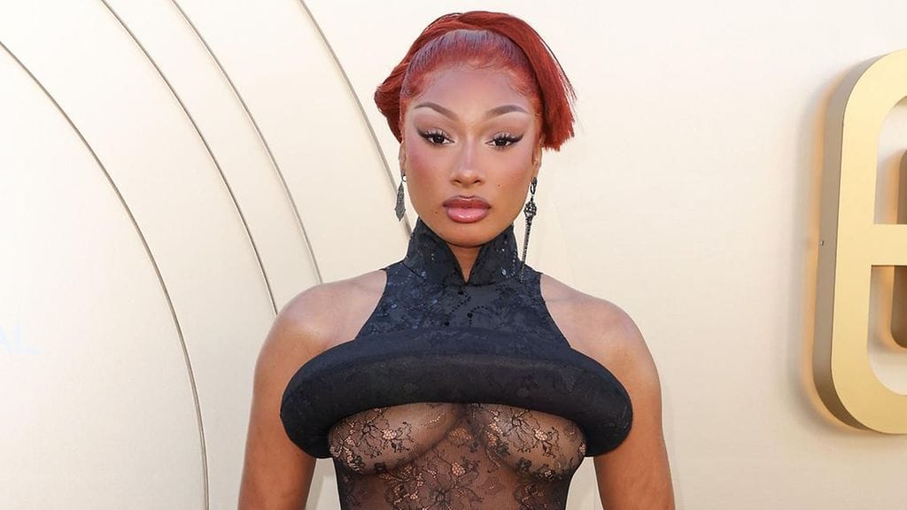 Megan Thee Stallion seurustelee koripalloilijan kanssa.