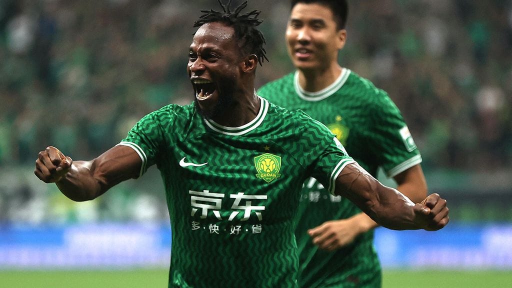 Samuel Adegbenro (edessä) pekingiläisen Guoanin paidassa kesäkuussa 2024.