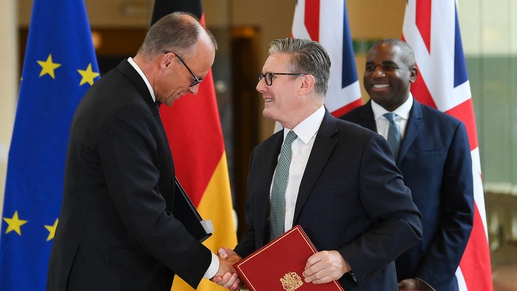 Merz ja Starmer allekirjoittivat niin sanotun ystävyyssopimuksen Saksan ja Britannian yhteistyöstä ulko- ja turvallisuuspolitiikassa.