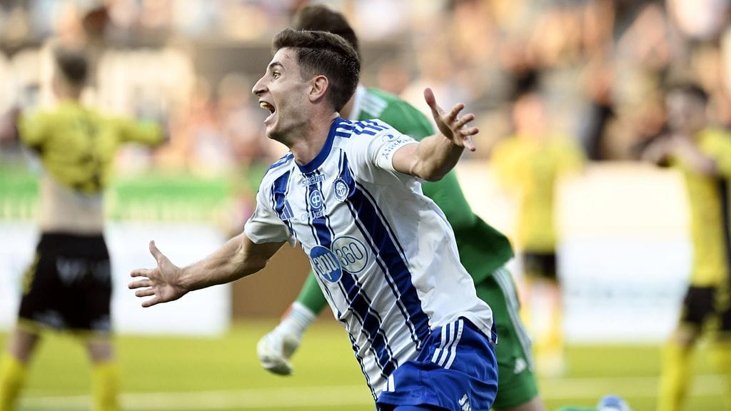 Santeri Hostikka iski HJK:lle kaksi maalia. Toinen niistä oli voittomaali jatkoajalla.