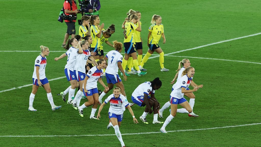 Pitkälle venyneen EM-puolivälierän päätteeksi juhli kisojen hallitseva mestari.