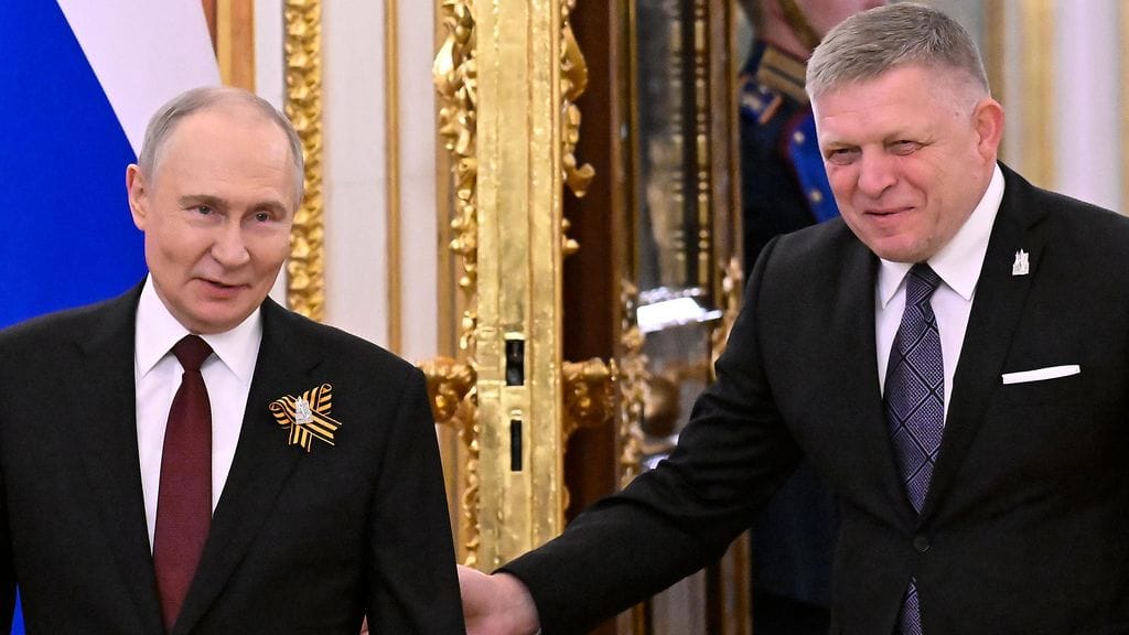 Slovakian pääministeri Robert Ficoa (oik.) on kritisoitu hänen hyvistä väleistään Venäjän presidentti Vladimir Putiniin (vas.). Kuvassa Fico vierailulla Kremlissä toukokuussa 2025.