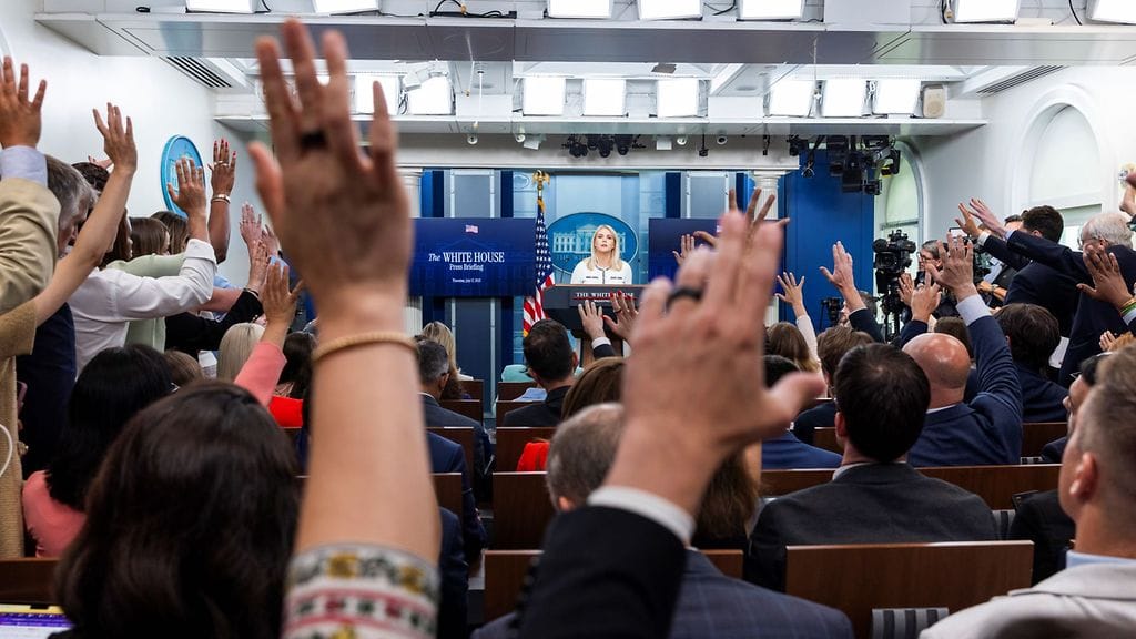 Karoline Leavitt ei sietänyt kiusallista kysymystä. Kuvituskuvaa lehdistösihteeristä.