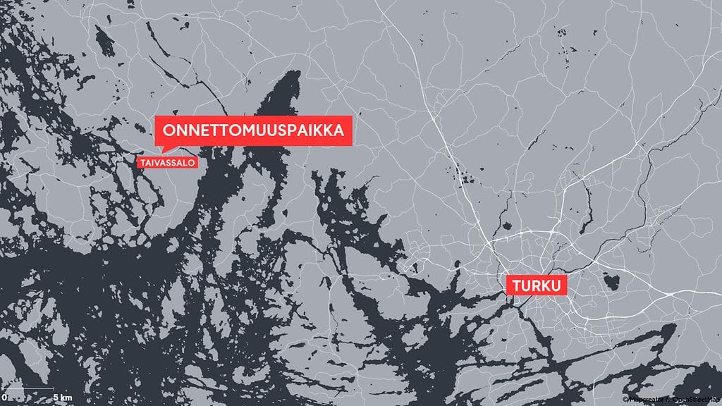 Kuorma-autoyhdistelmä ja henkilöauto törmäsivät Taivassalossa, Kustavintien ja Uudenkaupungintien risteyksessä.