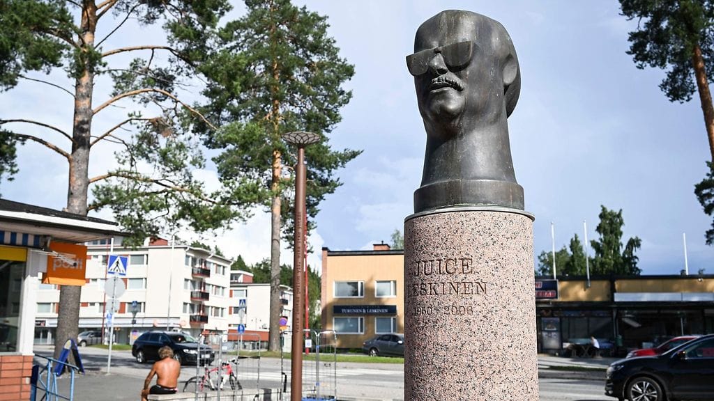Mies teki suurimman osan rötöksistään Juankoskella. Kuvassa paikkakunnan keskustaajamaa koristava muusikko Juice Leskisen patsas.