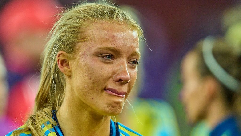 Smilla Holmberg, 18, murtui kyyneliin epäonnistuttuaan ratkaisevassa rangaistuspotkussa EM-puolivälierässä.