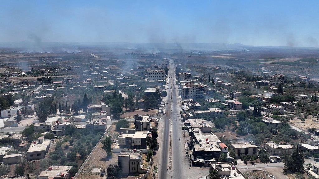 Kuvituskuva. Savua rakennusten yllä al-Mazraan kylässä Syyrian eteläisessä Sweidan maakunnassa.