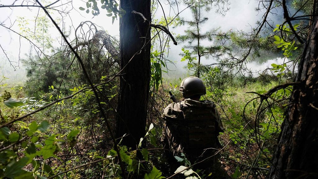 Kuvituskuvaa siviilien sotilaskoulutuksesta. Liikekannallepano ei velvoita 18–24-vuotiailta miehiä, mutta heitä on kielletty poistumasta maasta muun kuin poikkeusluvan nojalla.