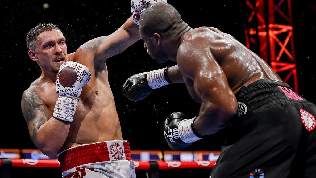 Oleksandr Usyk (vas.) kukisti Daniel Duboisin huippuesityksellä.