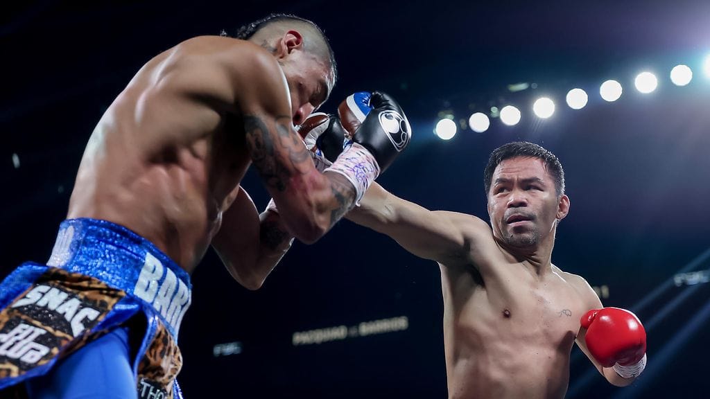Mario Barrios (vas.) selviytyi lopulta voittajana Manny Pacquiaon iskuista.